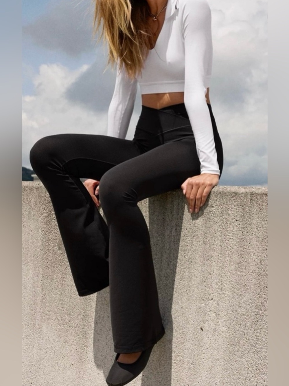 Aerie Real Me High-Rise Crossover Flare Leggings Black, size M(short), like new!